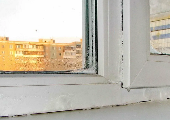 Какие признаки указывают на то, что пластиковое окно установили неправильно?